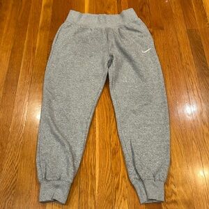 Women’s Nike sweatpants with No Drawstring on Elastic Waist No Stains No Marks M
